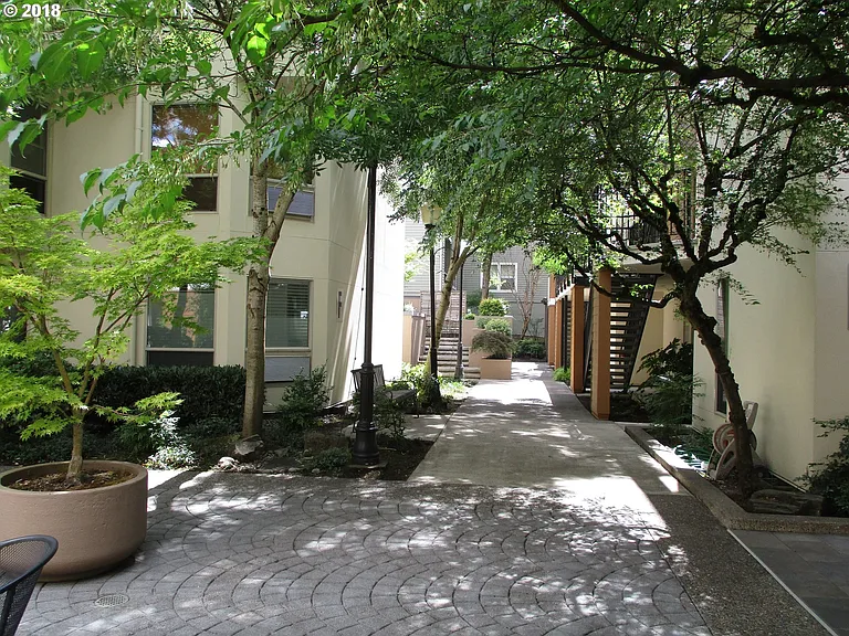 1545 SW Clay St #325 — Photo 1