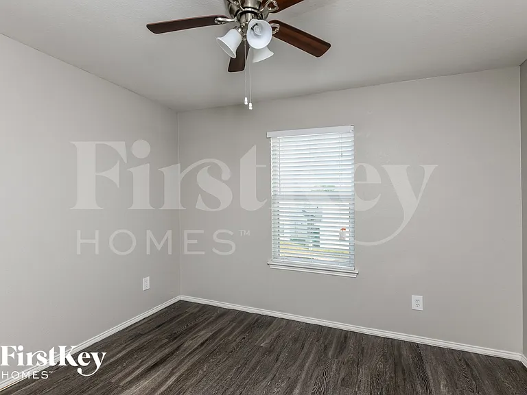 1604 Alcazar Plz — Photo 12