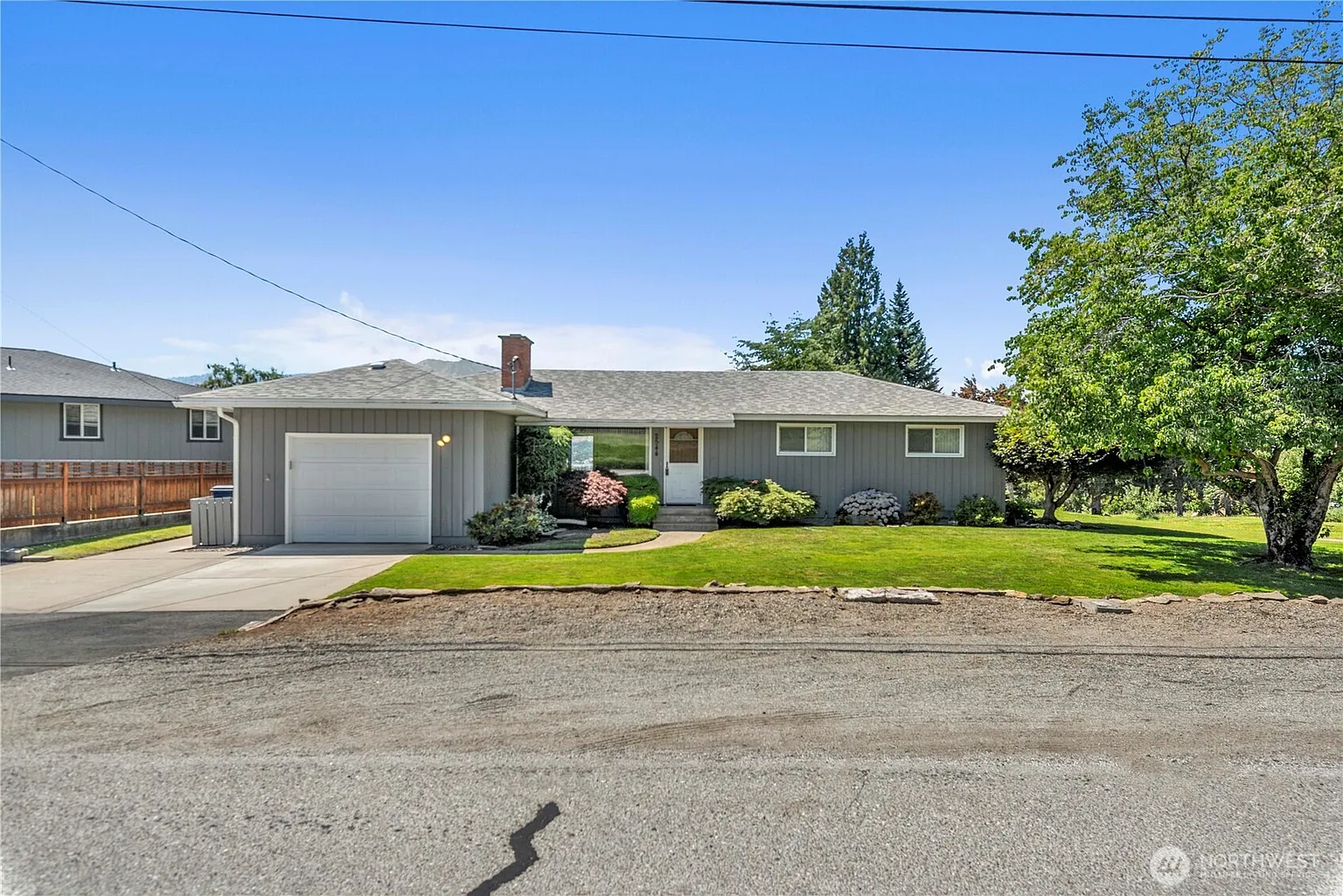 2544 N Astor Avenue photo 1