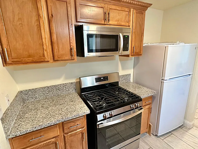 418 E St #2 — Photo 1