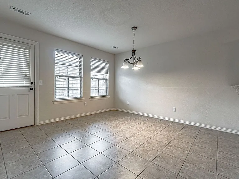 926 Kensington Dr — Photo 6