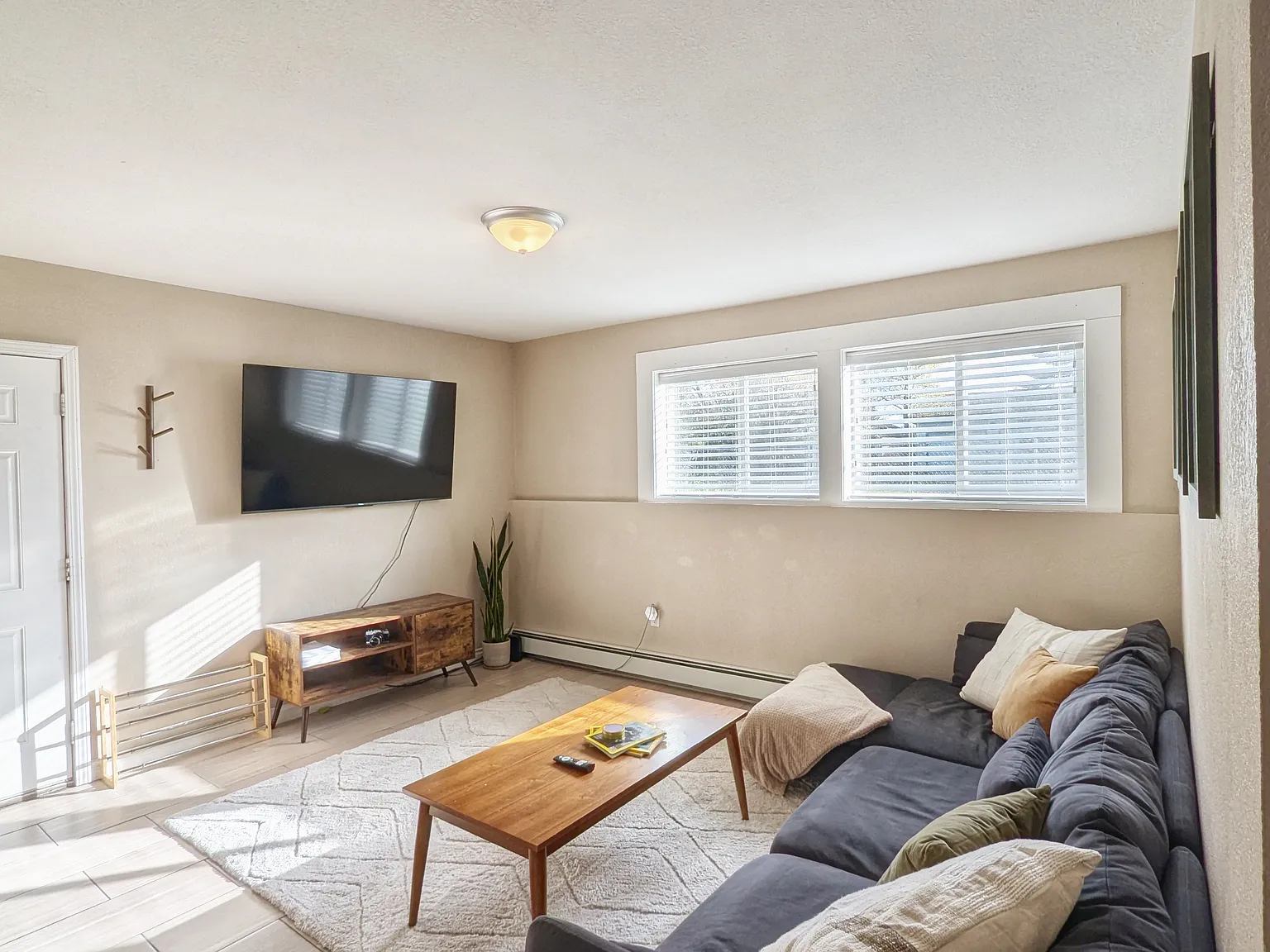 2 bed, 950 sqft, $1,950 — Photo 1