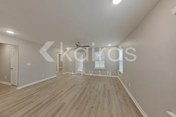 102 Denise Dr — Photo 2