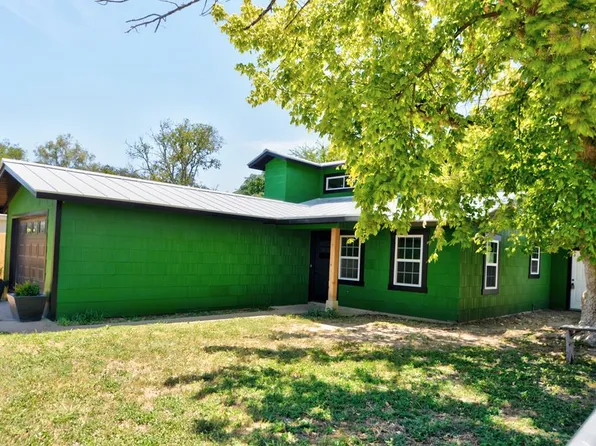 329 W Barnett St, Kerrville, TX 78028