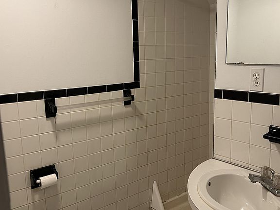 4th image of 405 Hamilton St #17188679