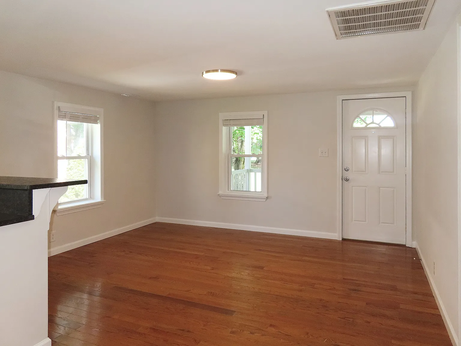 3 bed, 1000 sqft, $2,700 — Photo 4