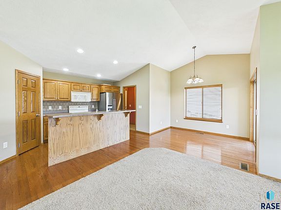 5th image of 2204 S June Ave