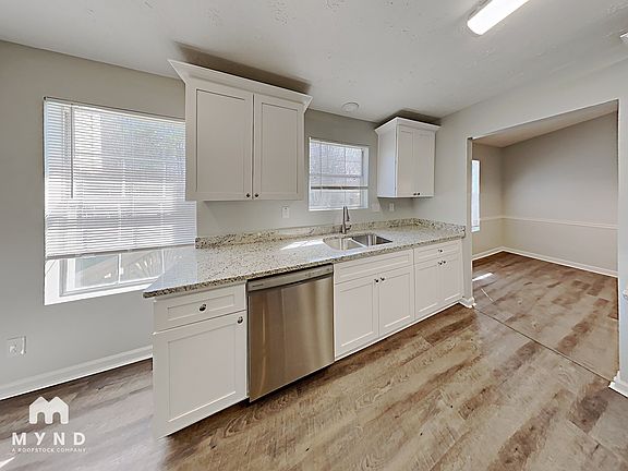 3rd image of 814 Kilkenny Cir