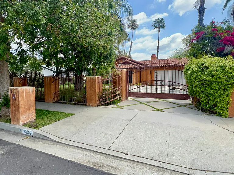 5136 Woodley Ave — Photo 8