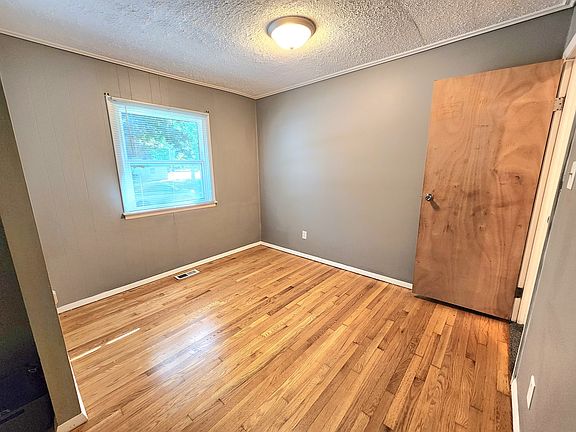 5th image of 22526 Jeffrey Ave