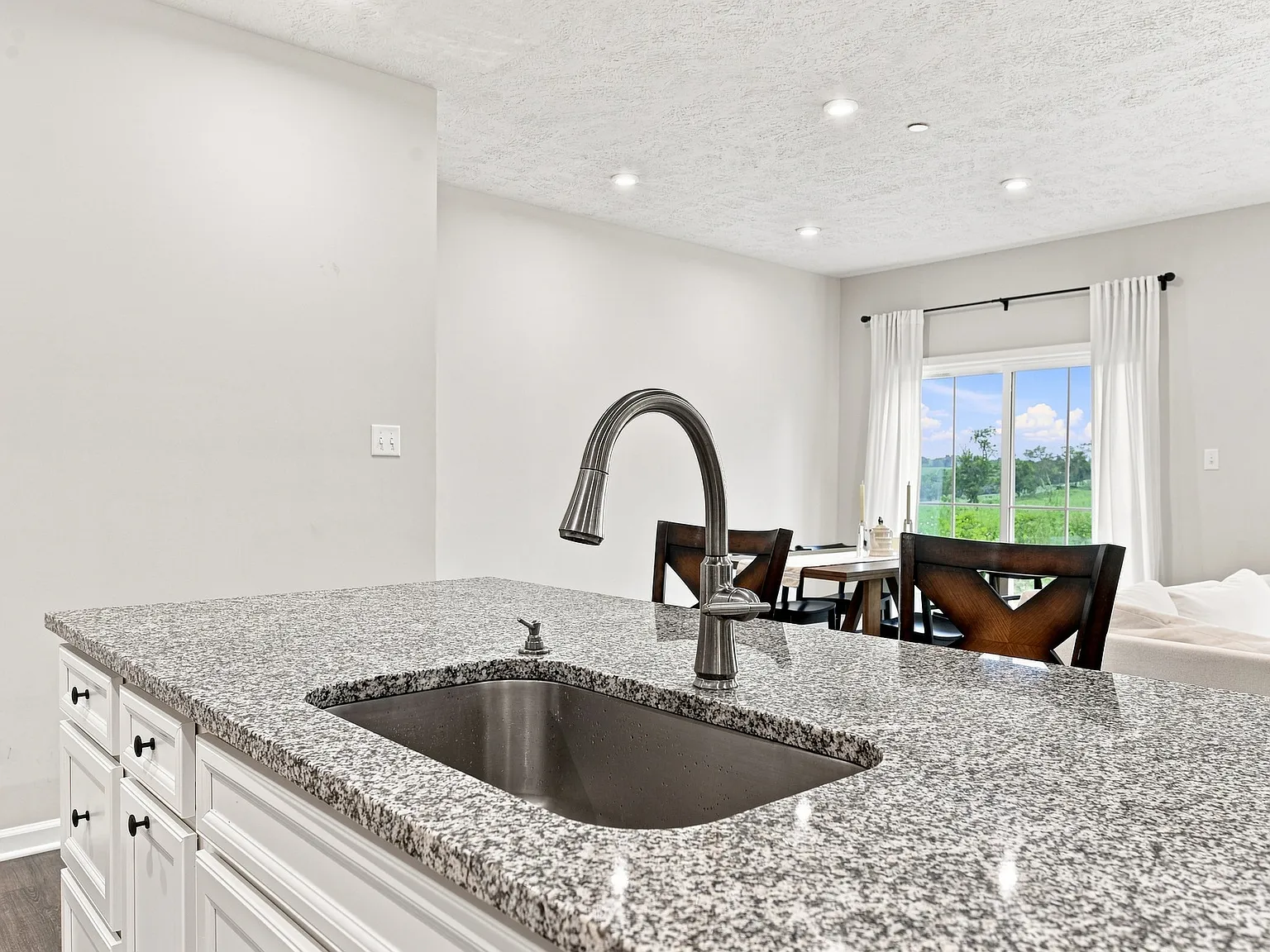 3 bed, 2.5 bath, 1896 sqft, $3,295 — Photo 4