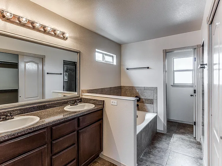 7101 Falling Leaf Cir — Photo 18