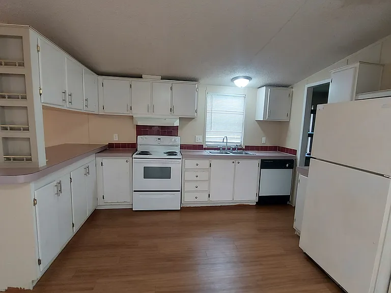 911 Barrier Ln — Photo 3