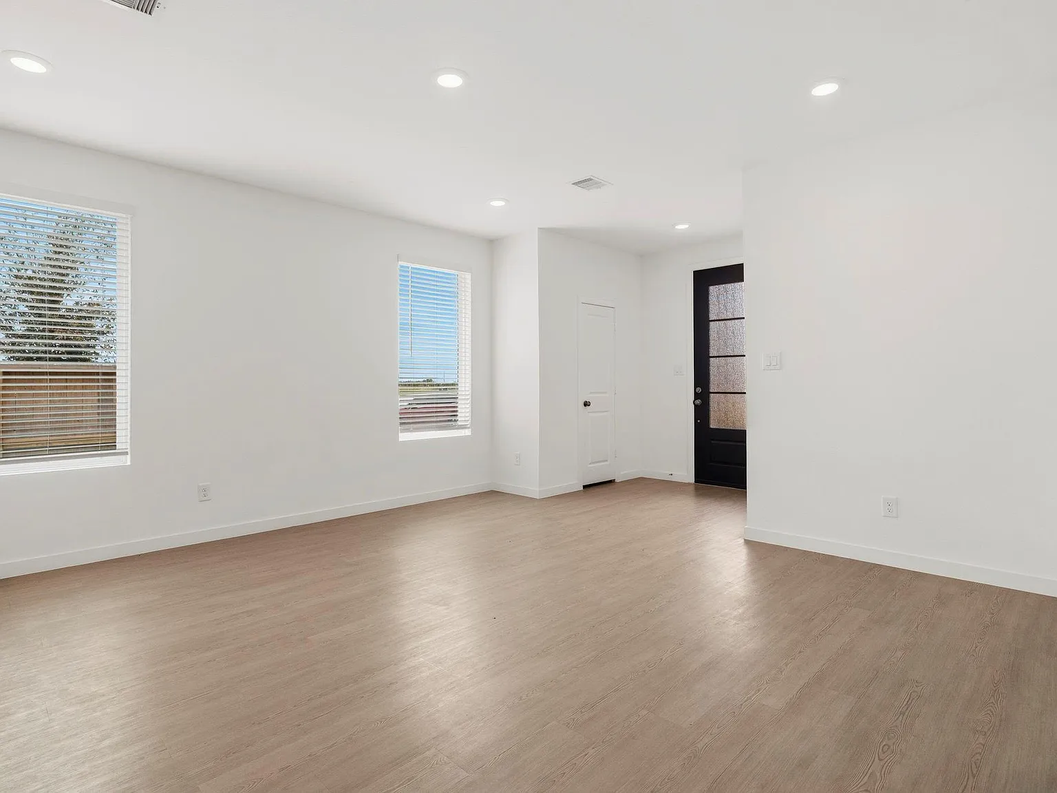 3 bed, 2.0 bath, 1572 sqft, $2,000 — Photo 2