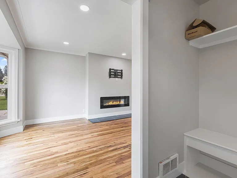 B345AG — Photo 9