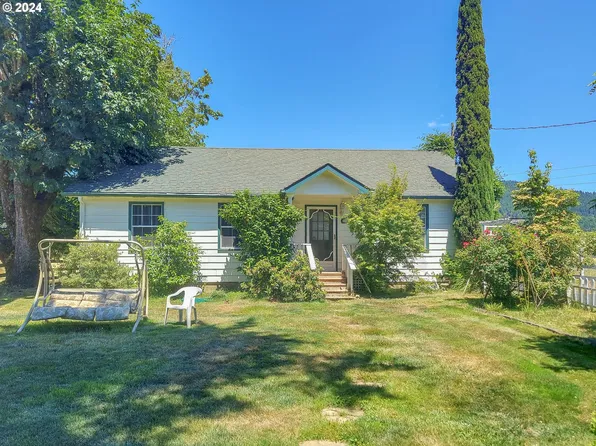8001 Highway 42, Tenmile, OR 97481