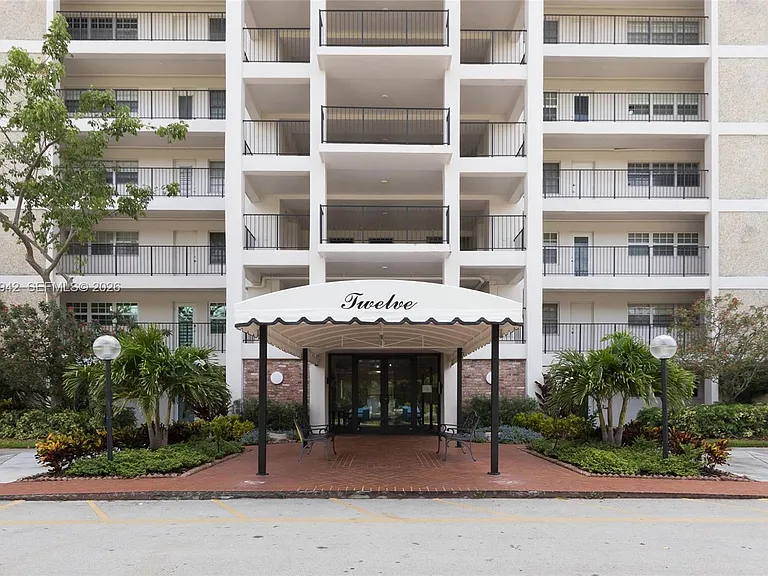 3250 N Palm Aire Dr #406 — Photo 9