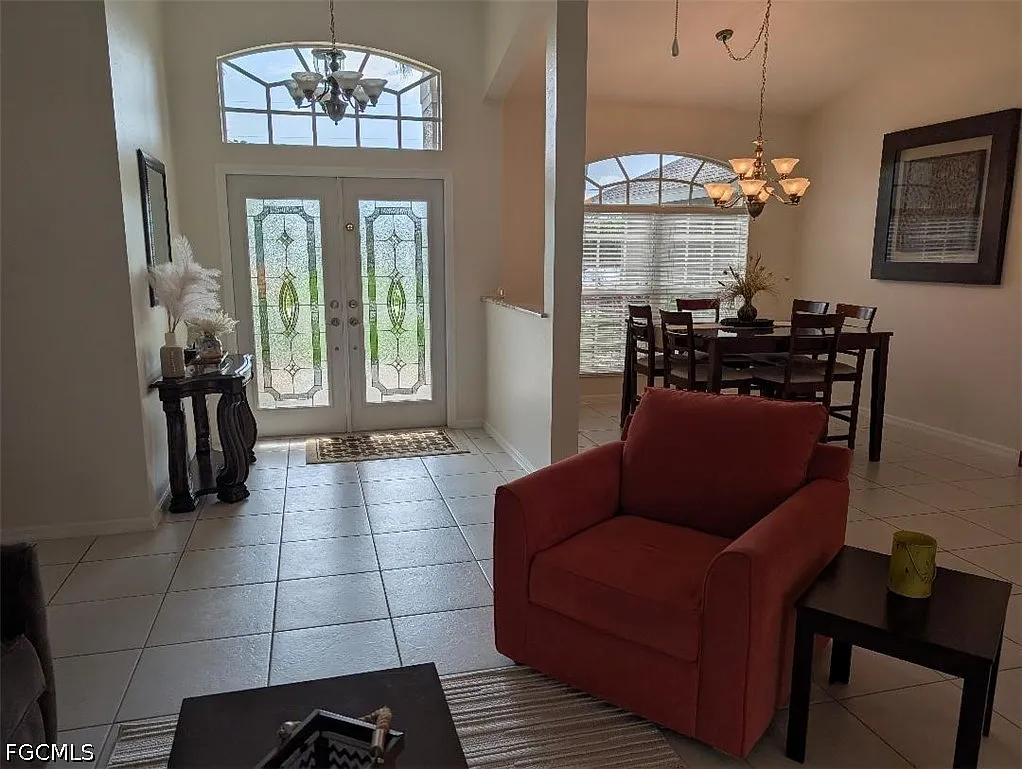 3 bed, 2.0 bath, 2399 sqft, $6,850 — Photo 2