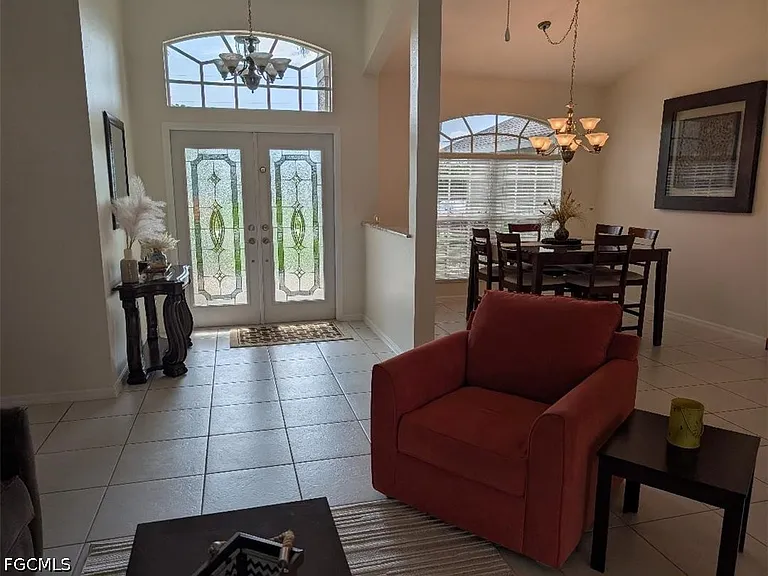 5008 SW 9th Pl — Photo 2