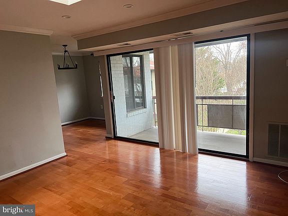 2nd image of 2860 Dover Ln APT 301
