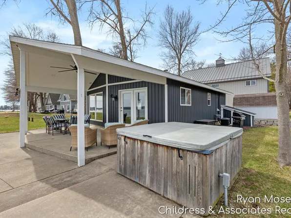 12720 Russell Dr, Wayland, MI 49348