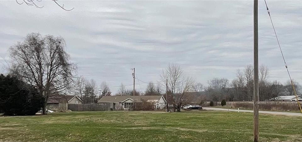 2nd image of 1404 N Main St