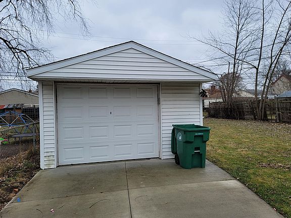 4th image of 28479 Rosslyn Ave