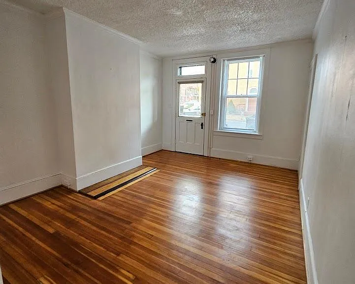 221 W Burke St — Photo 5