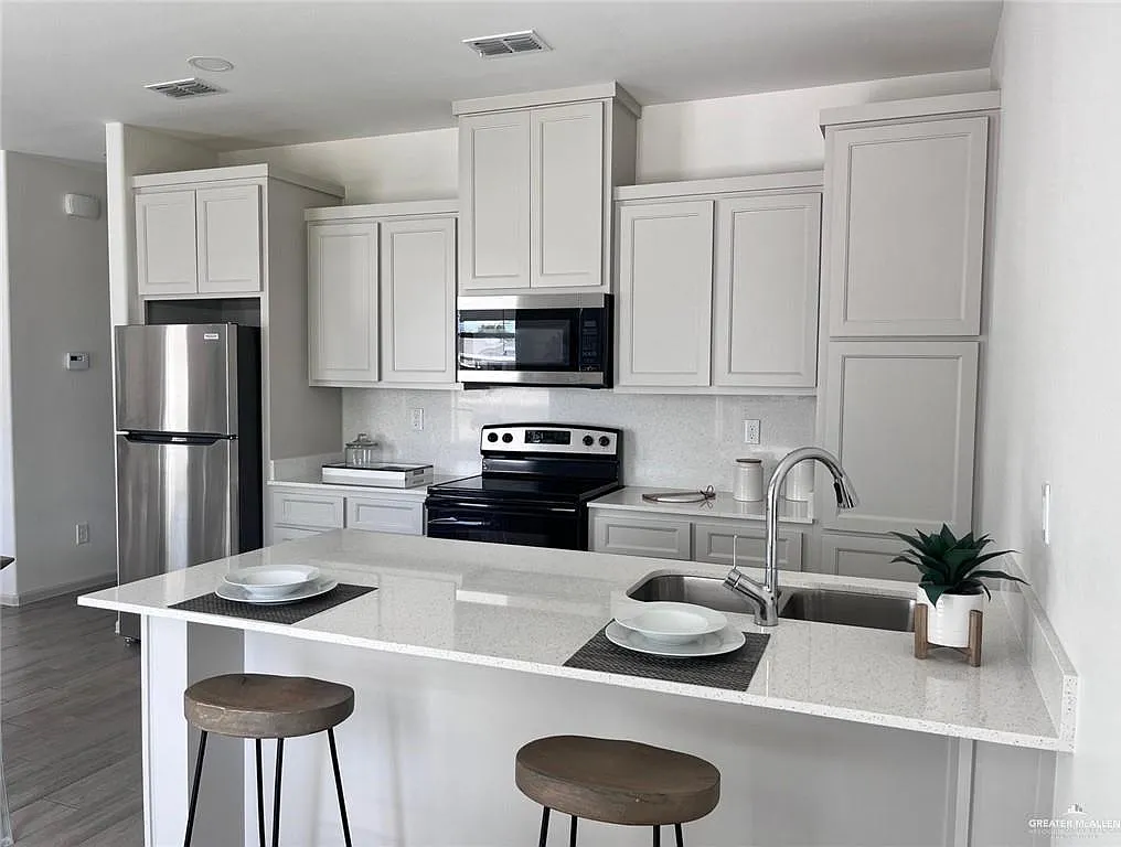 3 bed, 2.0 bath, 1050 sqft, $1,175 — Photo 3