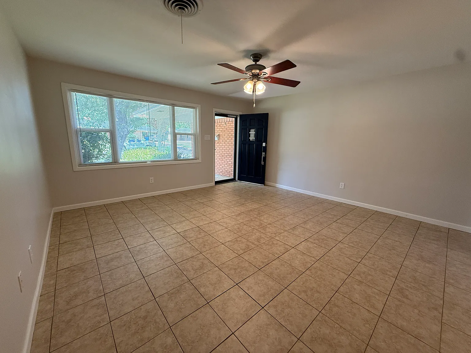3 bed, 1565 sqft, $2,200 — Photo 4