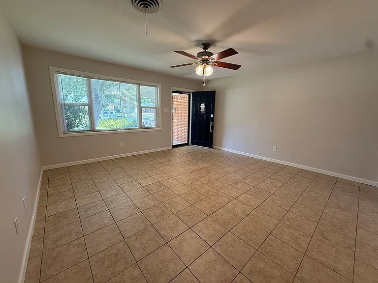 1915 Fairfax Dr — Photo 4
