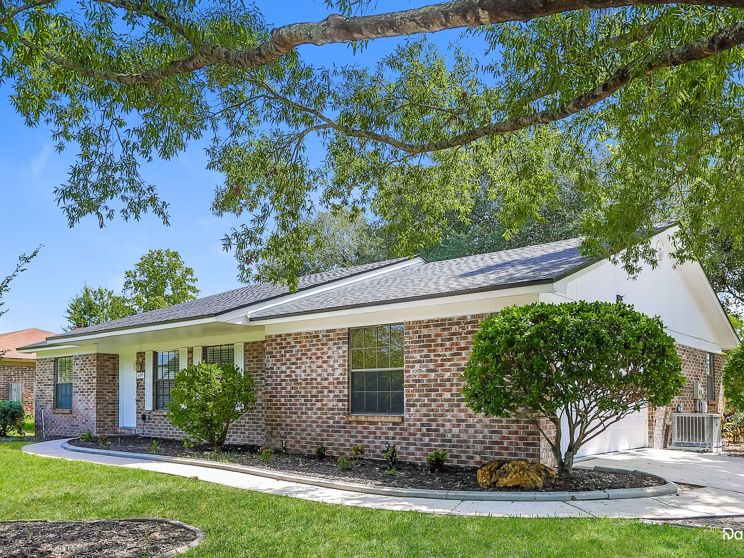 4 bed, 2.0 bath, 1835 sqft, $1,990 — Photo 2