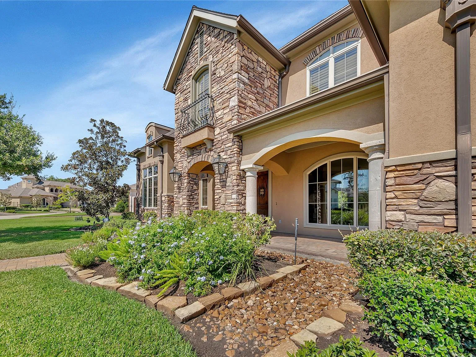 5 bed, 5.5 bath, 5359 sqft, $10,500 — Photo 2