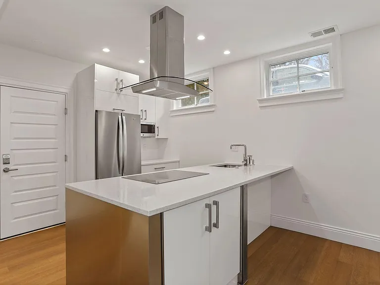 913 N Ivy St — Photo 4