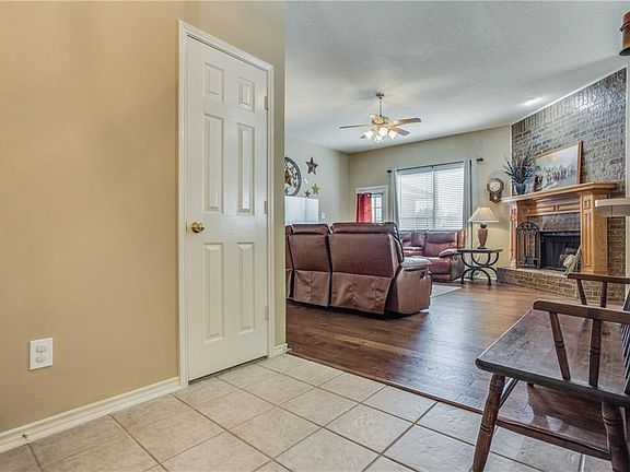 3rd image of 327 Woodglen Dr