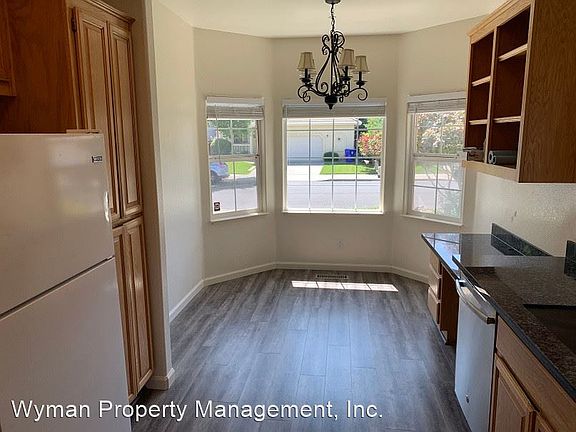 3rd image of 2072 Devonshire Dr