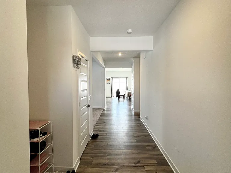 2725 Linwood Ave — Photo 2