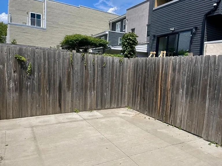 249 E Thompson St — Photo 21