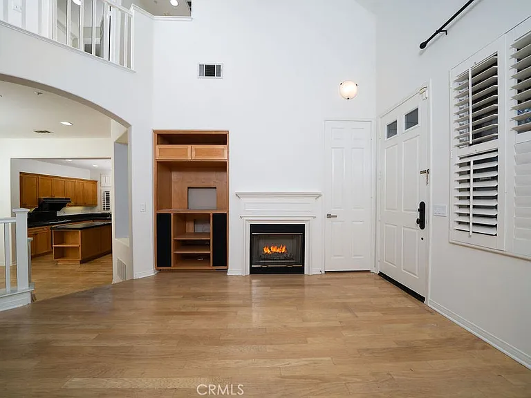 30 Burlingame — Photo 4