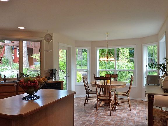 Kitchen w/bay window