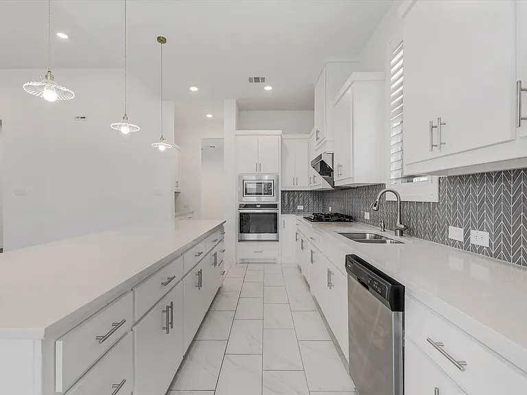 8308 Pine Valley Dr — Photo 24