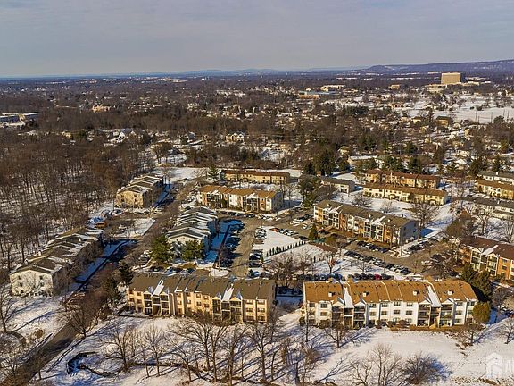 4th image of 307 Hampshire Ct