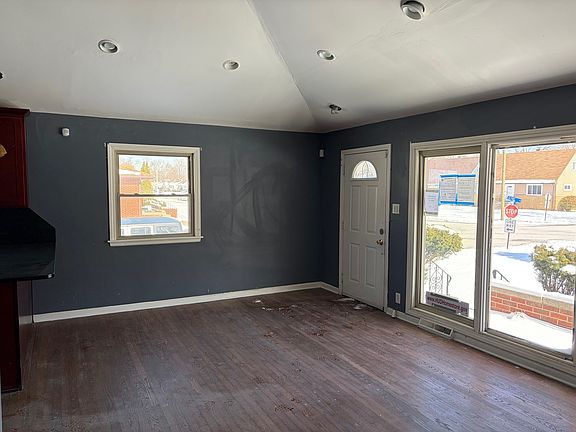 3rd image of 370 Clyde Ave