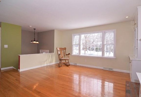 4th image of 107 Oak Crest Dr