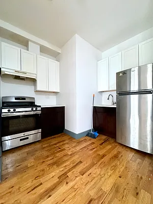 Rented by Safdie Realty Group | media 2