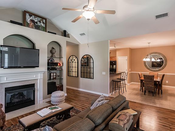 4th image of 1093 Richmond Way