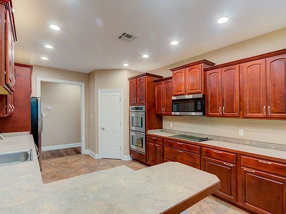 5th image of 102 N Hill Dr W
