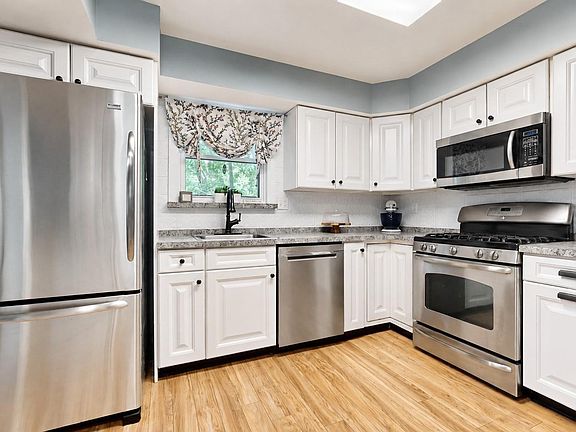 4th image of 555 Holly Brook Rd