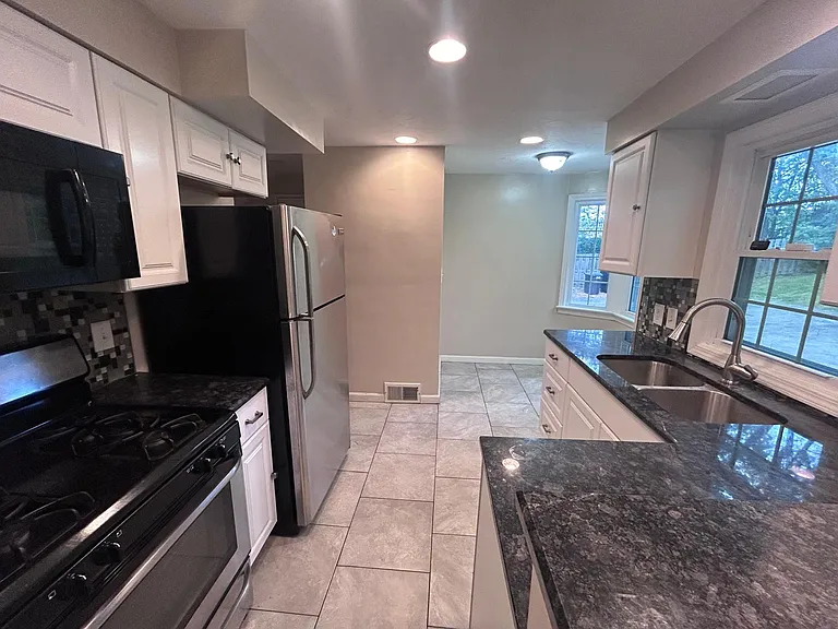 20825 Farnsleigh Rd — Photo 8