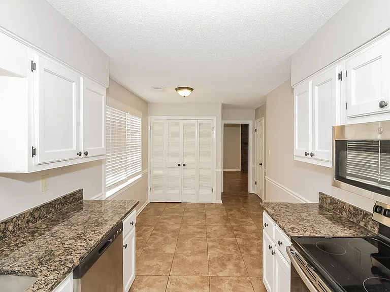 476 Griffon Dr — Photo 8